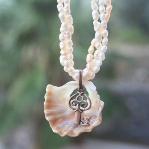 3 strand pearl necklace w/ shell pendant (item#18)